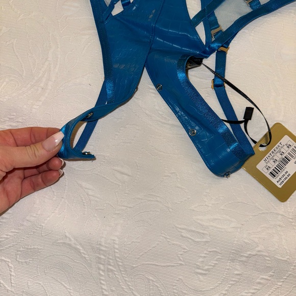 MISTRESS T
PEACOCK BLUE PUSH UP BRA & BOTTOM LINGERIE SET - Picture 10 of 16